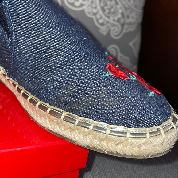 GUESS Dark Denim Roses Espadrille 🌹 - Picture 6 of 6